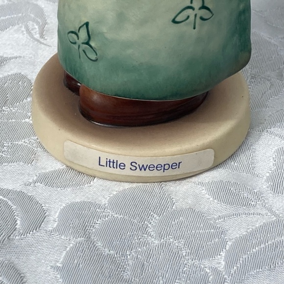 4.75" Hummel Figurine "Little Sweeper" Goebel W Germany 1984 Excellent Condition - Picture 7 of 9